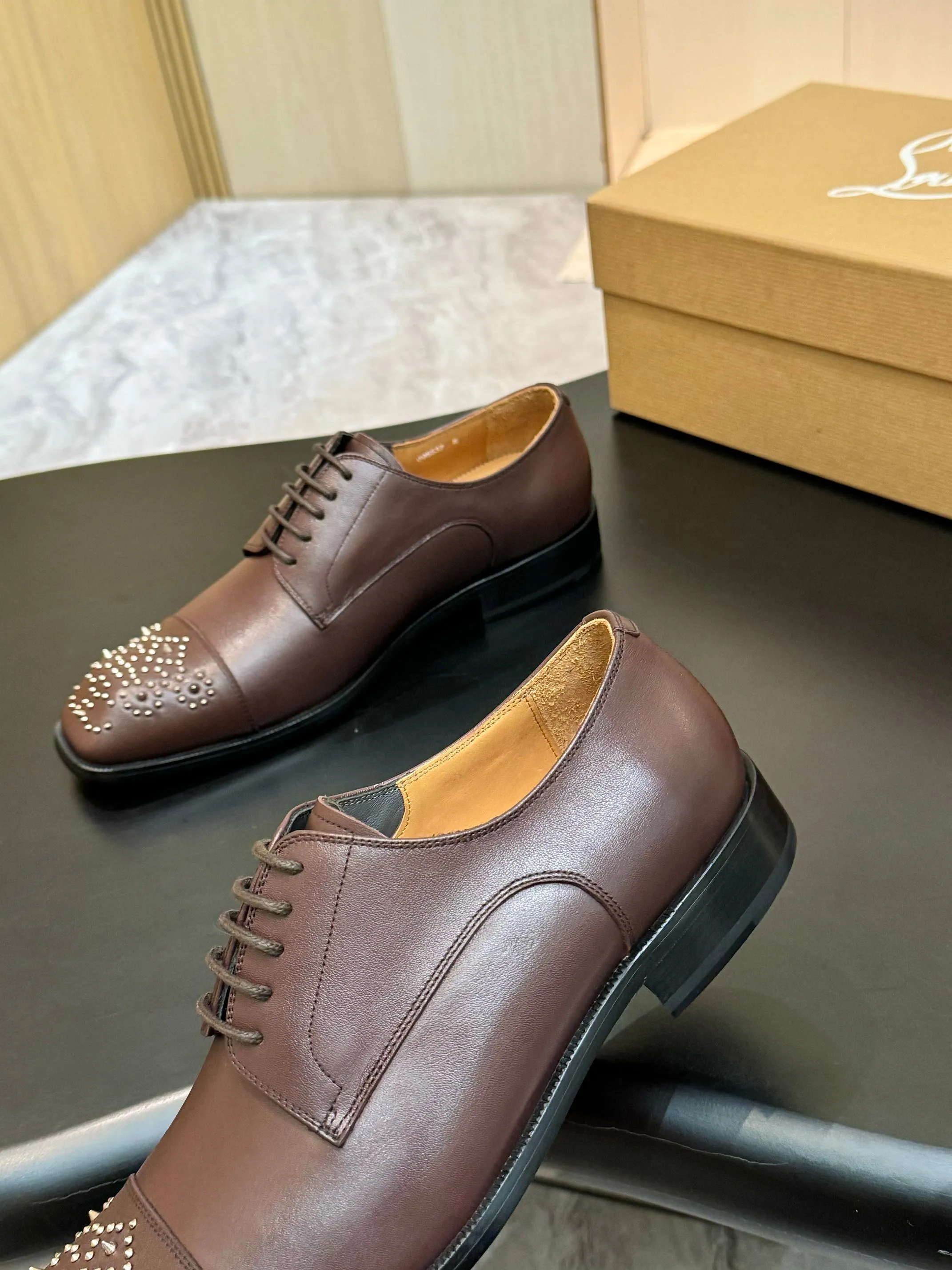 [CL red sole shoes] Top P: 1020💰 Size 39-44 (⚠️38.45.46.47 custom-made, non-returnable and non-exchangeable) 🆑High-end men's business formal leather shoes, original authentic top quality goods ••✅💯 Top original order purchasing agent! Original imported patterned cowhide ➕Imported cowhide lining ➕Cowhide feet ➕Original leather outsole~🉑️Feel free to compare the authentic ones!